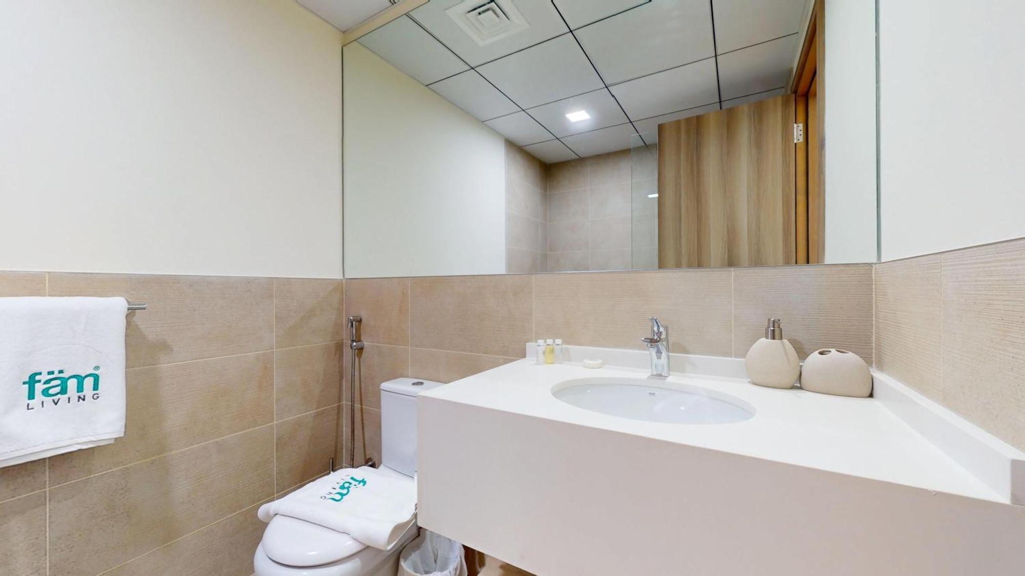Scenic Canal View Homes - 8 Mins To Mall - Pool & Gym Access *