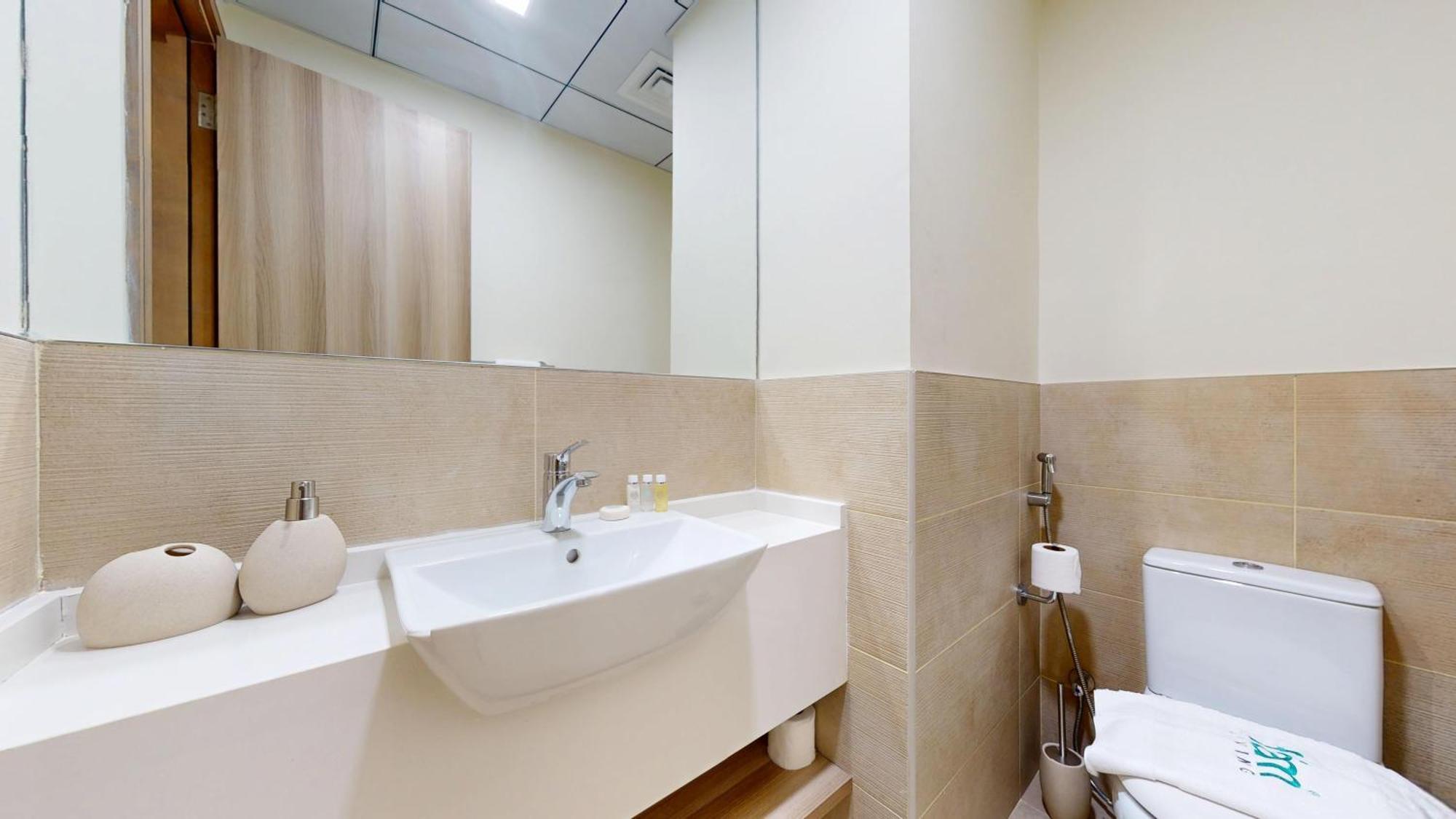 Scenic Canal View Homes - 8 Mins To Mall - Pool & Gym Access अपार्टमेंट *